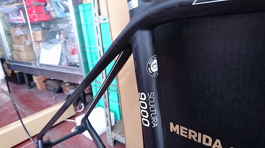 2017 MERIDA$B!J%a%j%@!K(B SCULTURA($B%9%/%k%F%e!<%i(B) 9000$B%U%l!<%`%;%C%H(B