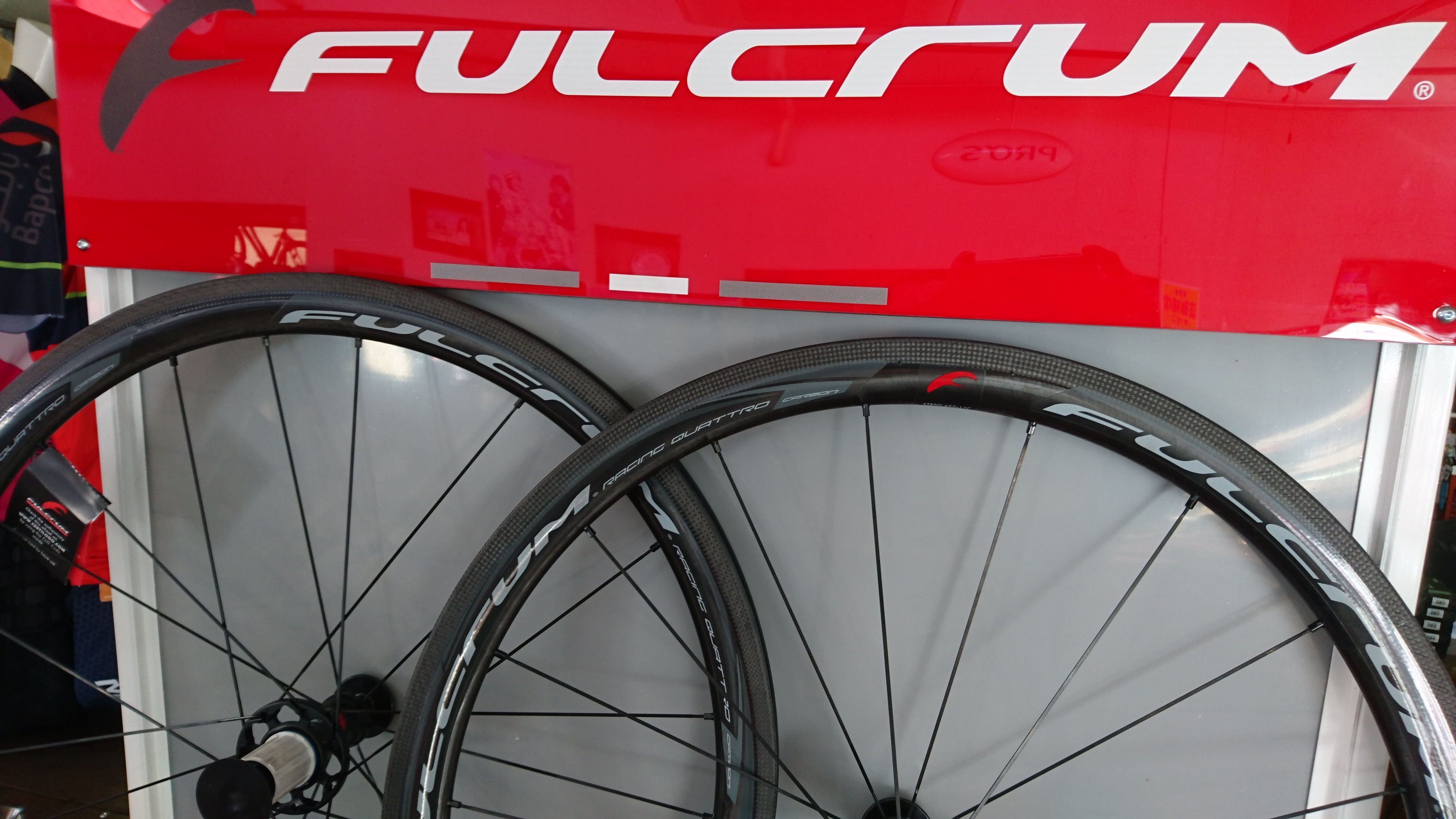 $B%U%k%/%i%`!J(BFULCRUM$B!K$N%l!<%7%s%0%/%o%H%m%+!<%\%s(B(RACING QUATTRO$B!!(BCARBON) C17