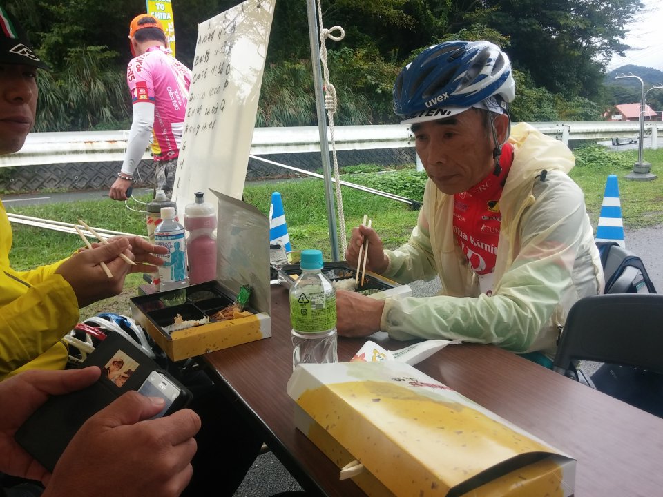 やっと雨が止んできました