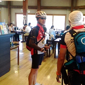 エイド５（和田浦道の駅100km地点）昼食