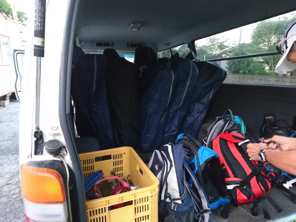 積み込んで羽田へ出発