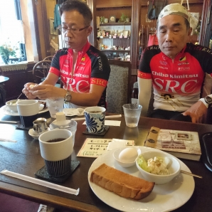 モーニングセットで電車待ち