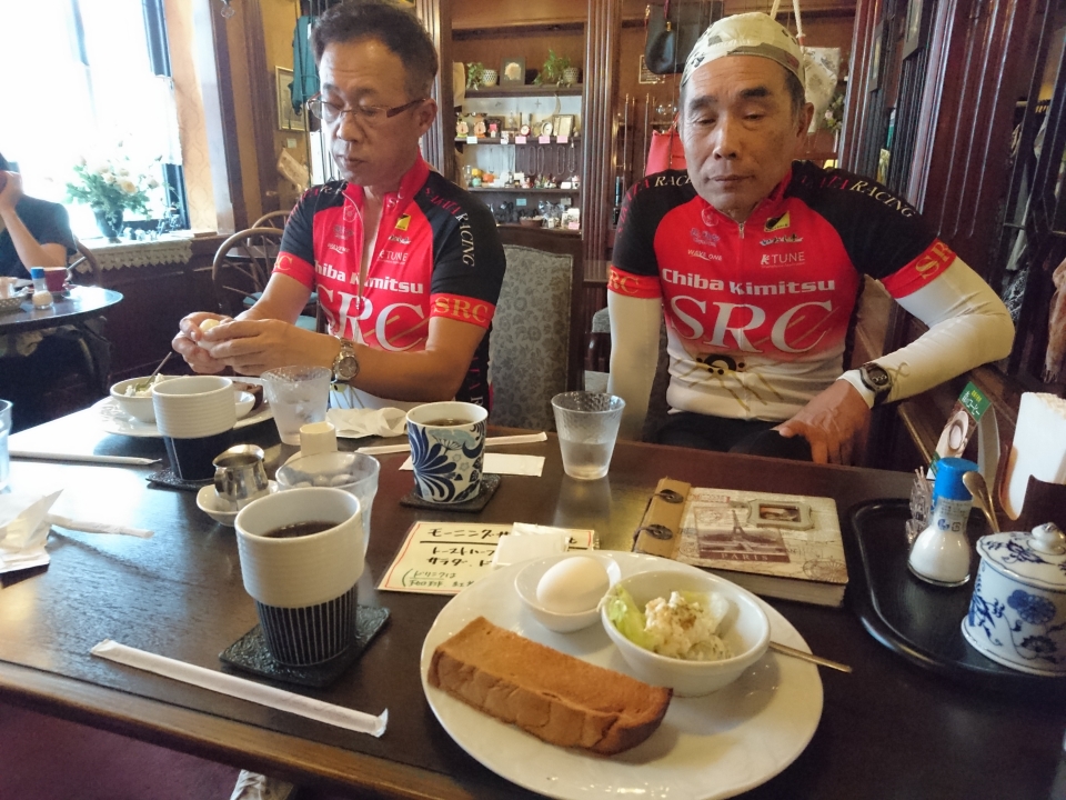 モーニングセットで電車待ち