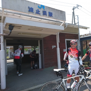 自転車を組みたてた波止浜駅