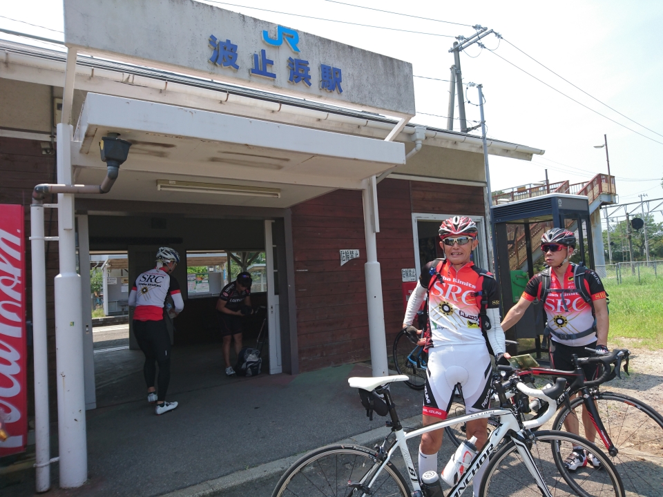 自転車を組みたてた波止浜駅
