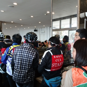 昼食の順番待ちです