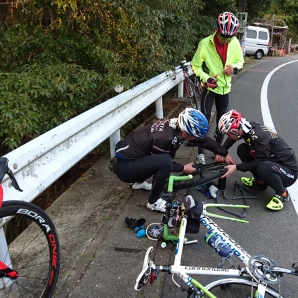 ２回目のパンク修理中