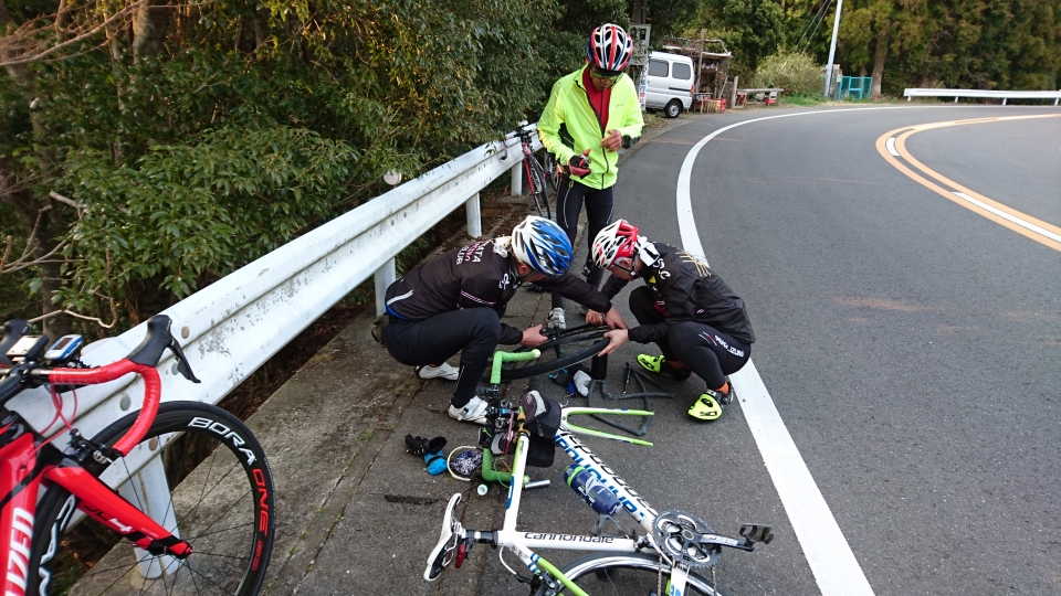 ２回目のパンク修理中