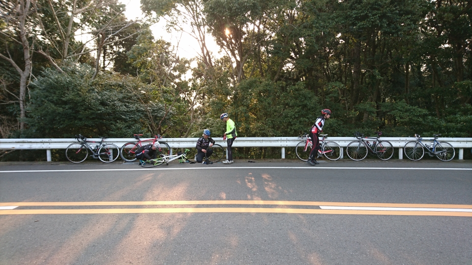 パンク修理休憩中