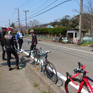 地元の商店で補給中