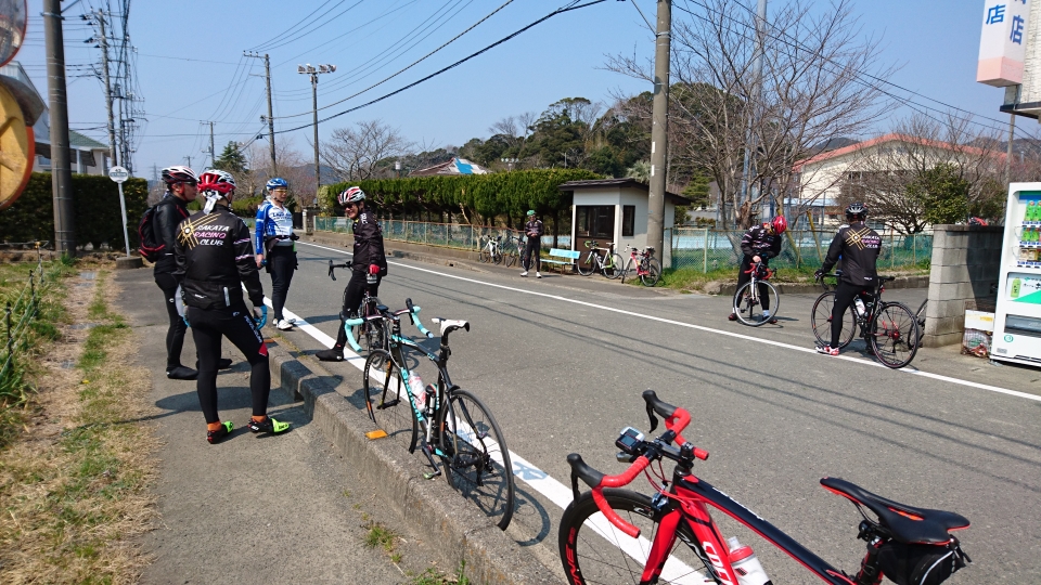 地元の商店で補給中