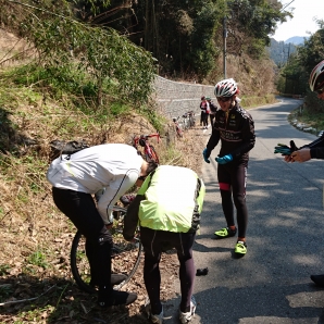 １回目のパンク修理休憩中2