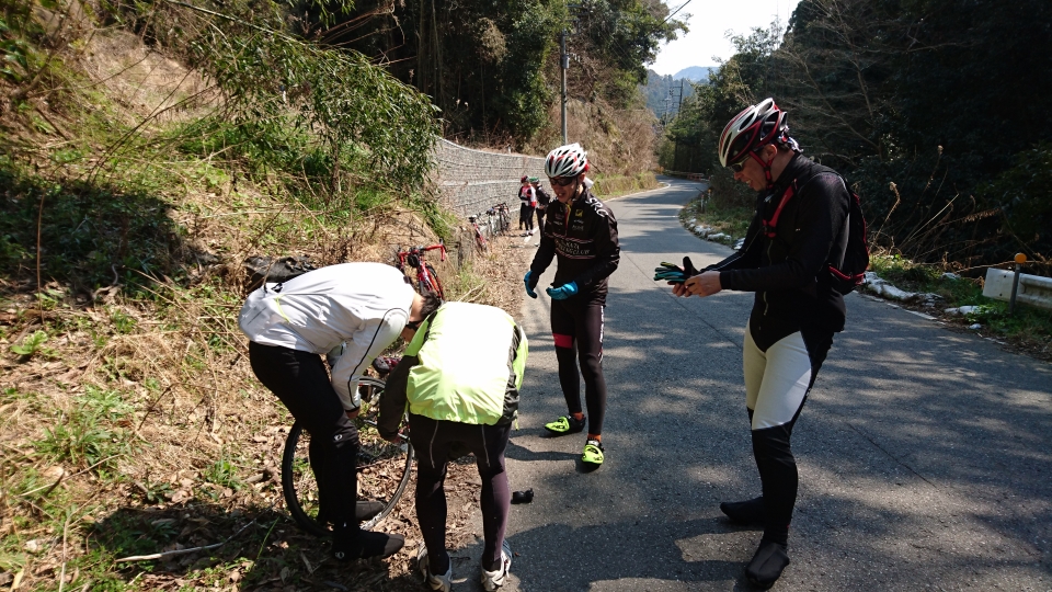 １回目のパンク修理休憩中2