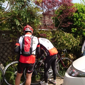 駐輪して並びましょう