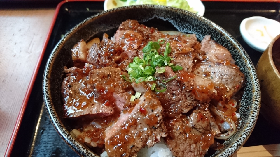 ステーキ丼。さっぱりして旨いです。