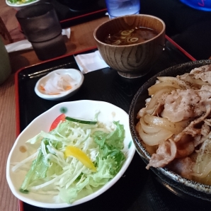 豚丼定食。すごいボリュームです