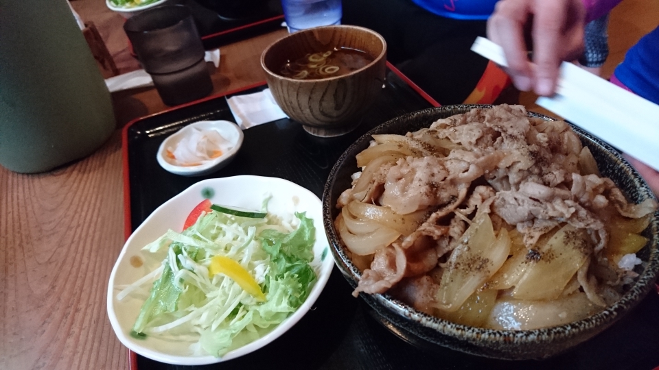 豚丼定食。すごいボリュームです