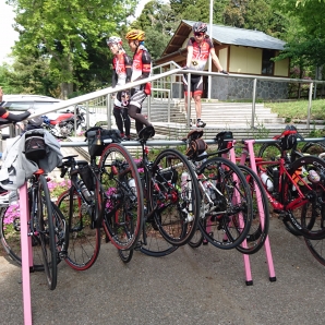 ピンクのサイクルラック