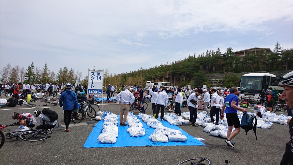 下り用荷物を受け取ります