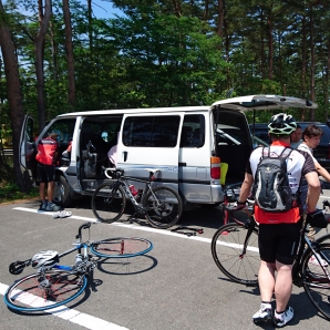 ブース見学組と試走組に分かれて会場へ