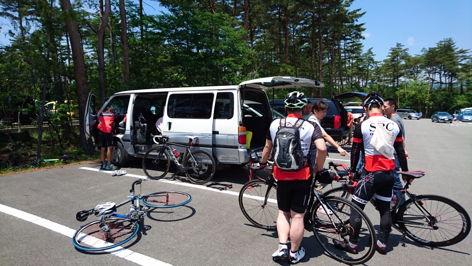 ブース見学組と試走組に分かれて会場へ