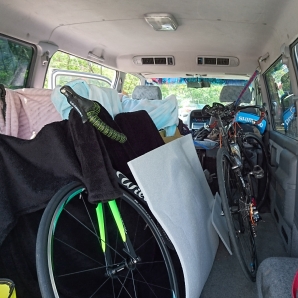 自転車積み込み中