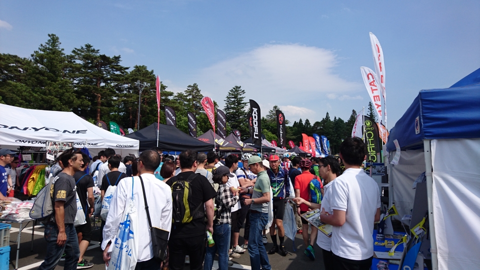 賑やかなブース見学