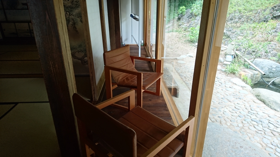池を望む縁側