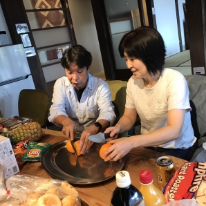 フルーツ盛り合わせ準備中