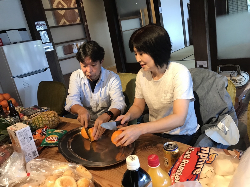 フルーツ盛り合わせ準備中