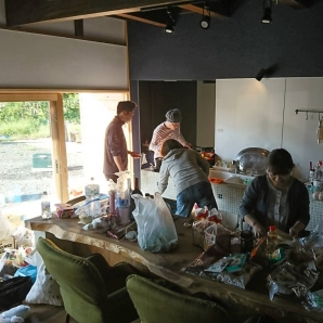 朝食作り作業中