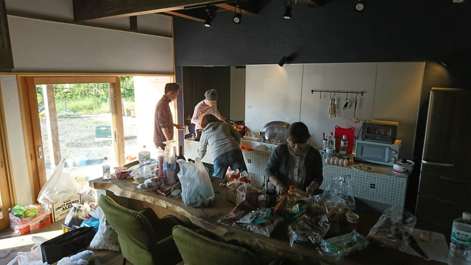 朝食作り作業中