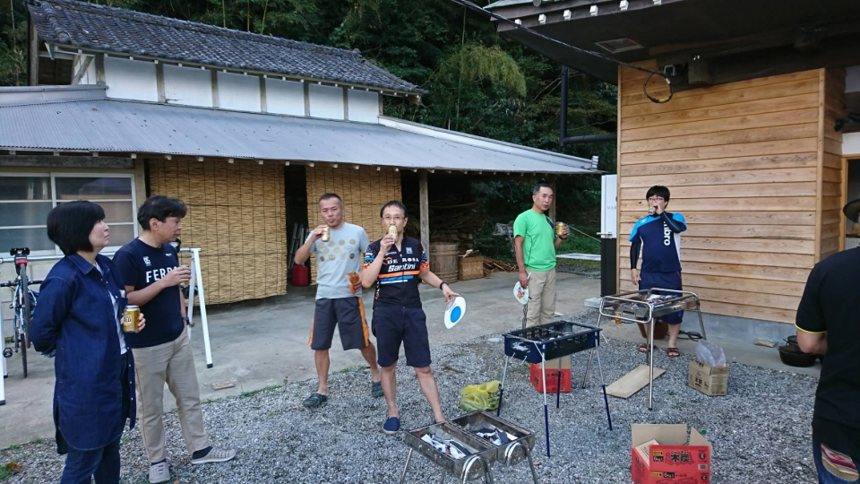 ビール片手に火おこしサイコー！