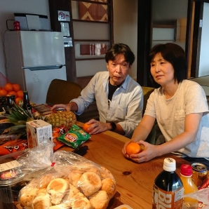 夫婦でフルーツ盛り合わせ作り