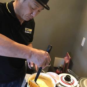 チーズソース作成中