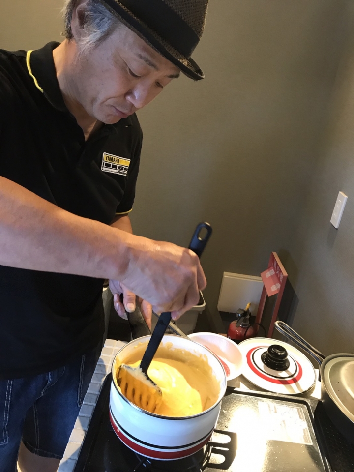 チーズソース作成中