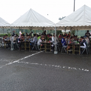 雨の昼食会場