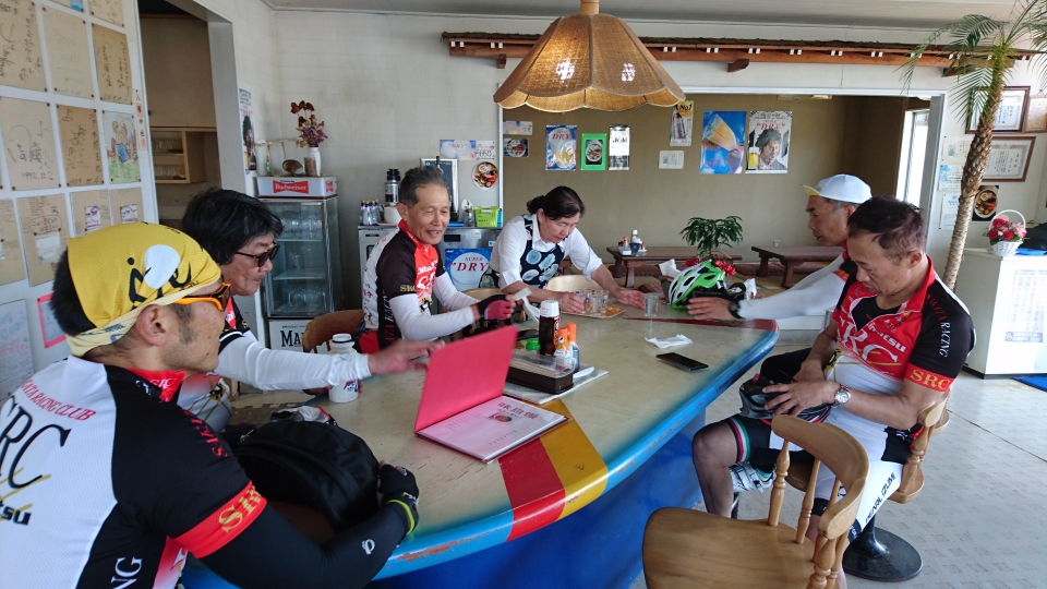 地元の食堂で休憩