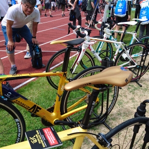 ガンダムカラーのロードバイク