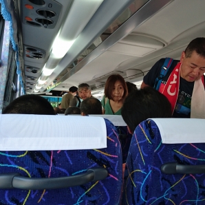 バスで駐車場へ