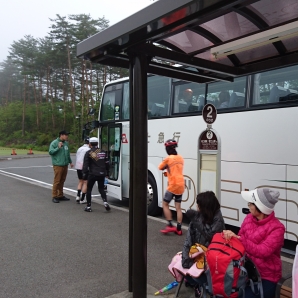 バスで会場へ