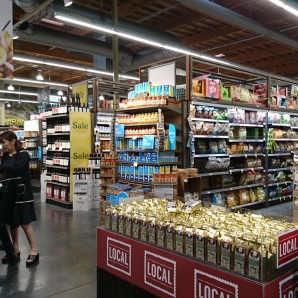 オーガニック素材にこだわるスーパー、ホールフーズ店内