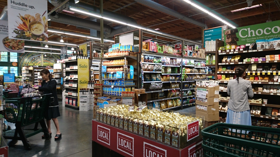 オーガニック素材にこだわるスーパー、ホールフーズ店内