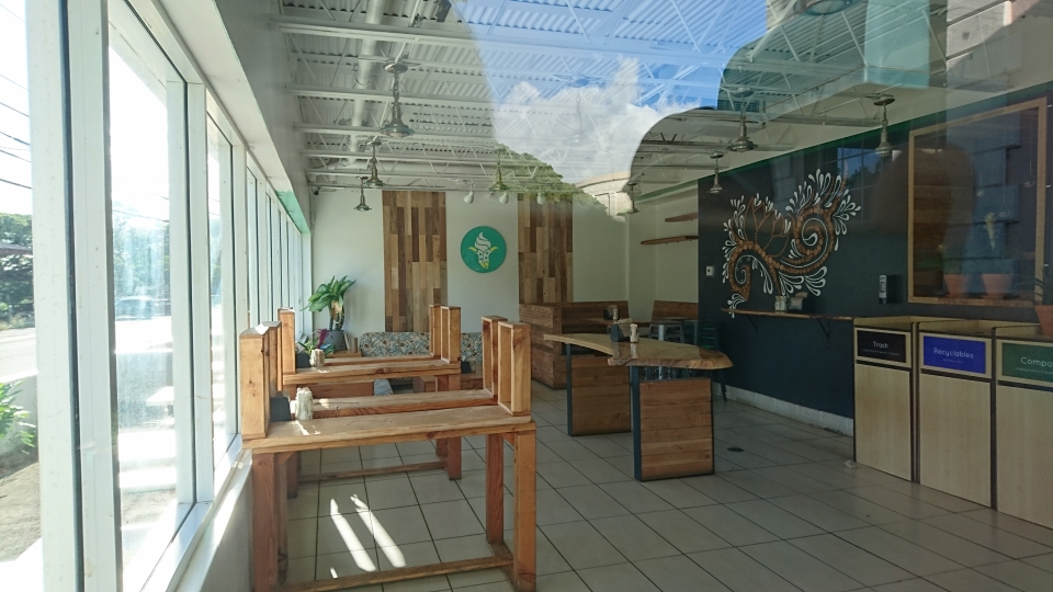 ハワイ大学前のバナン。残念ながら・・・