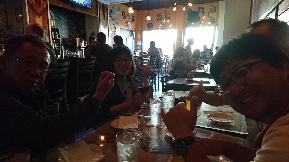 近所のクラフトビールがたくさん置いてあるパブで夕食