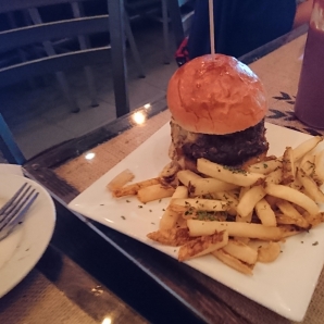 デカいバーガー、旨かったなー