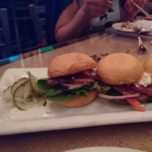 ちっちゃいバーガー、中はローストビーフ