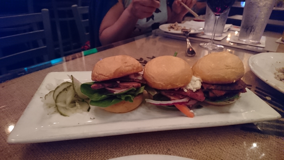 ちっちゃいバーガー、中はローストビーフ