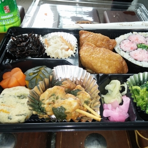 太巻きが可愛いお弁当