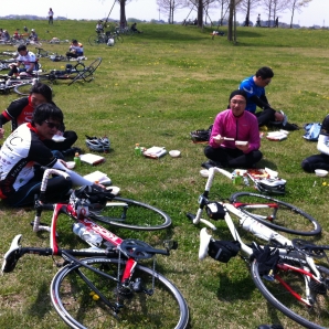 芝生広場で休憩